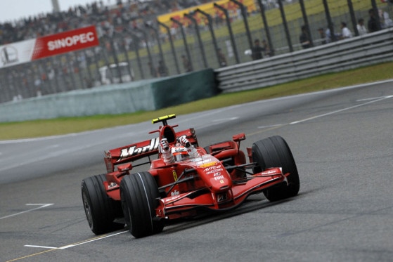 Reißt die Fäuste hoch: Kimi Räikkönen nach seinem Sieg in Schanghai.