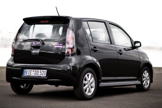 Der Sirion 1.5 S: leicht zu erkennen durch veränderte Stoßfänger, 14-Zoll-Leichtmetallräder, modifizierten Schweller und Dachspoiler.