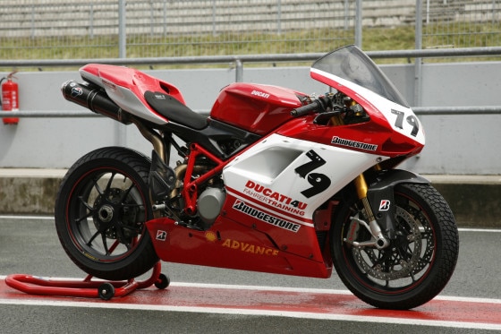 Das Biest: Die Ducati 1098s ist mit 160 PS unwesentlich langsamer (300 km/h) als der Ferrari.