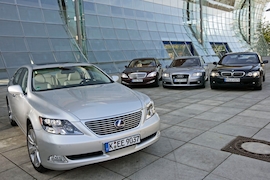 Hybrid-Lexus gegen die Konkurrenz