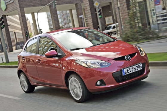 Agile Kurvenfahrt, direkte Lenkung, serienmäßiges ESP – im Mazda 2 macht Kleinwagen fahren Spaß.