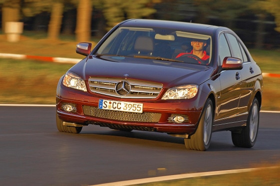 Trotz der 17-Zoll-Räder schluckt der C 200 die meisten Stolperfallen souverän.