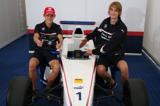 Bitte hier einsteigen! Jens Klingmann (rechts) und Marco Wittmann weisen unseren Hauptgewinner ein.