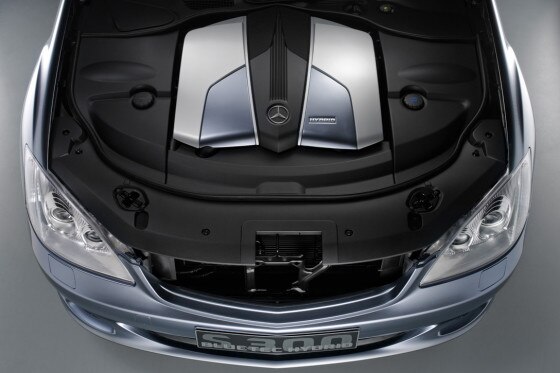 Sieht mächtig aus, verbraucht läppisch wenig. Der neue Vierzylinder-Spar-Diesel im S 300 BlueTec Hybrid soll sich mit 5,4 Litern auf 100 Kilometer begnügen.