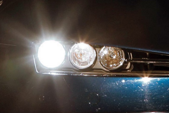 Kleines Auto-Interieur magnetische bunte Lichter berühren Öffnung