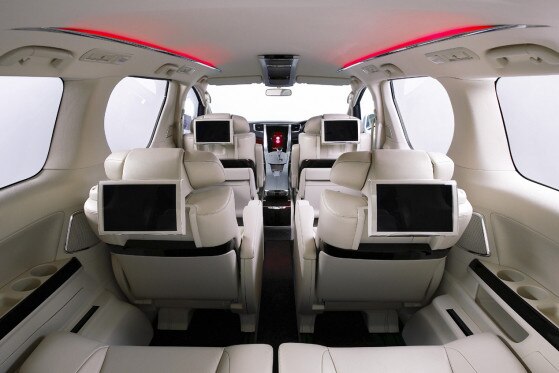 Alles im Zeich des Wohlfühlfaktors: Im Van FT-MV lassen sich die Sitze der zweiten Reihe in bequeme Schlafsessel mit Fußstütze verwandeln.