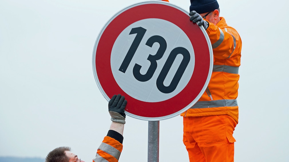 Ein Schild mit Tempo 130 an Autobahnen wird angebracht Ein Schild mit Tempo 130 an Autobahnen wird angebracht