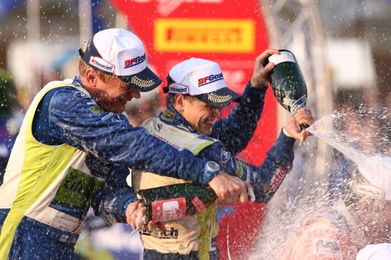 Mikko Hirvonen (rechts) und Co-Pilot Jarmo Lehtinen feiern in Japann ihren zweiten Sieg in der WRC-Saison 2007.
