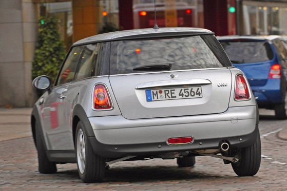 Entspannte Sitzposition, straffe, aber gut gedämpfte Federung, erträgliches Geräuschniveau – im Mini lässt es sich am besten aushalten.