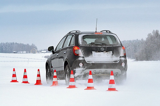 Beim Bremsen auf Schnee liegt der Continental CrossContact Winter vorn.