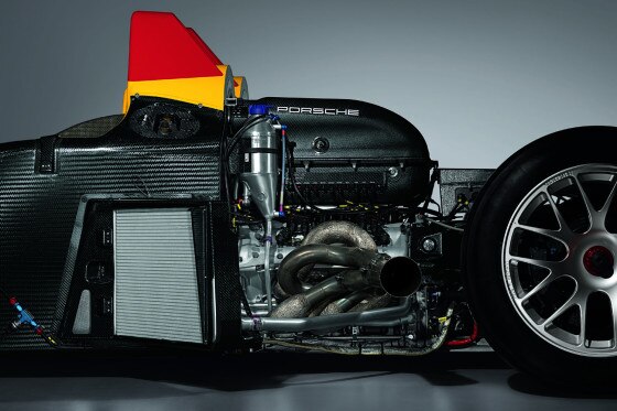 Der V8-Motor des Spyder erzeugt aus 3397 ccm Hubraum 478 PS und lässt den gelben Renner mit bis zu 290 Sachen über den Asphalt fliegen.