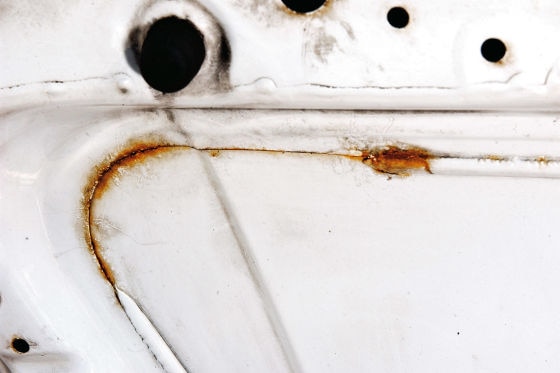 AUBI - Kantenrost bildet sich ueberall dort, wo scharfe Blechkanten schlecht lackiert wurden. Foto erstellt am 26.03.2003 AB142003 040