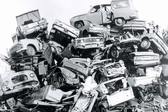 Viele Pkw der Marke Trabant wurden nach der Wende und der Deutschen Wiedervereinigung von ihren Besitzern ausrangiert und landeten hier auf dem Autofriedhof an der Gehringstraﬂe in Berlin-Weiﬂensee, aufgenommen im Januar 1991