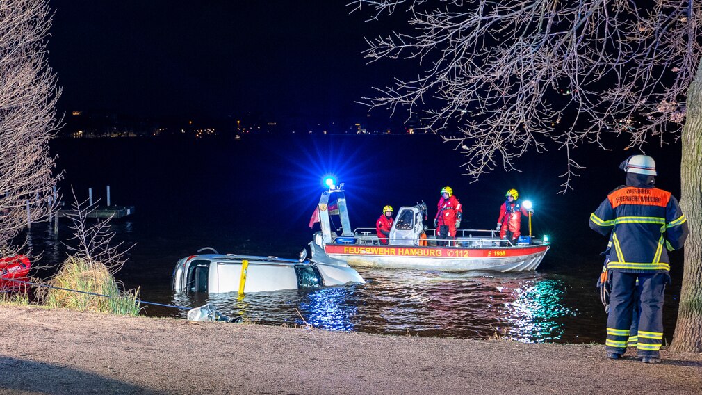 Unfall: BMW rast in Außenalster