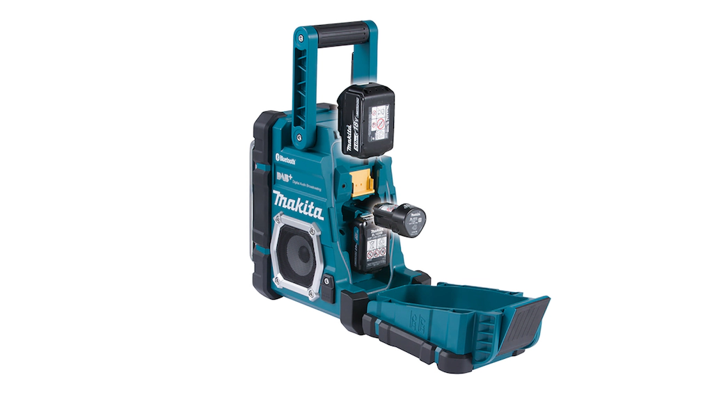 Produktfoto des Makita-Baustellenradios mit geöffneter Klappe. Man kann die unterschiedlichen Akku-Anschlüsse und Akkus sehen