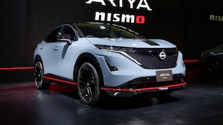 Nissan Ariya Nismo von schräg vorn bei der Präsentation auf dem Tokyo Auto Salon.