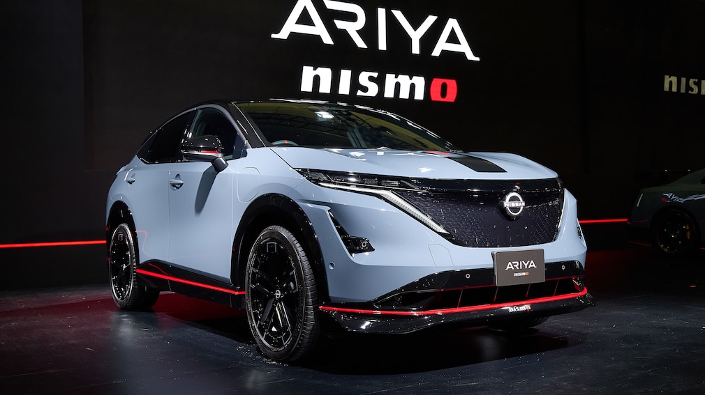 Nissan Ariya Nismo von schräg vorn bei der Präsentation auf dem Tokyo Auto Salon.
