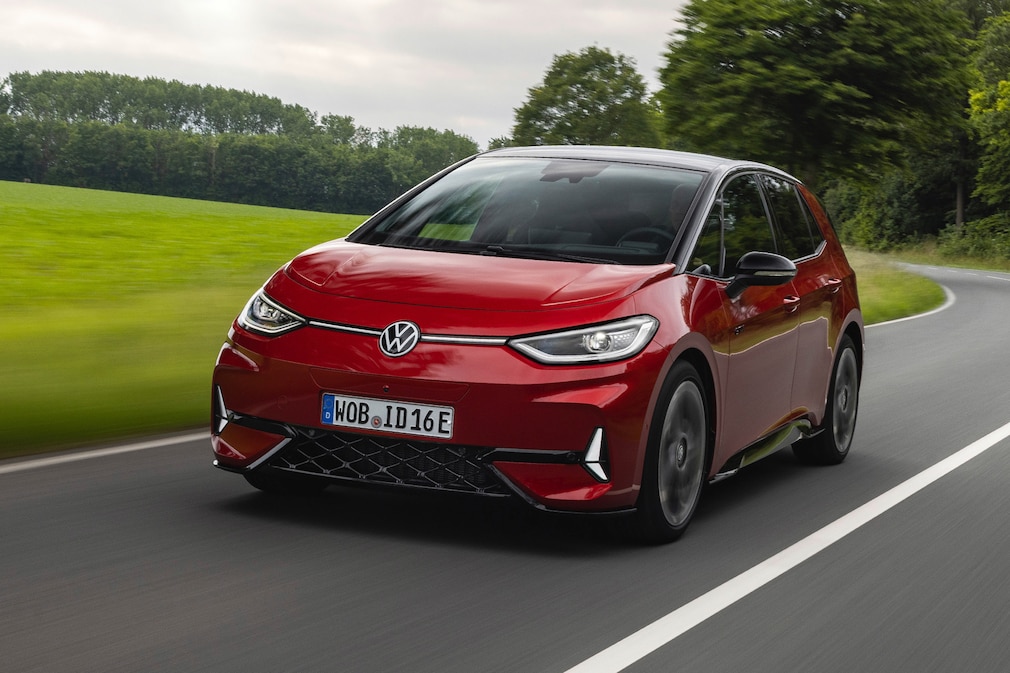 VW ID.3 GTX Performance fahrend auf der Landstraße.