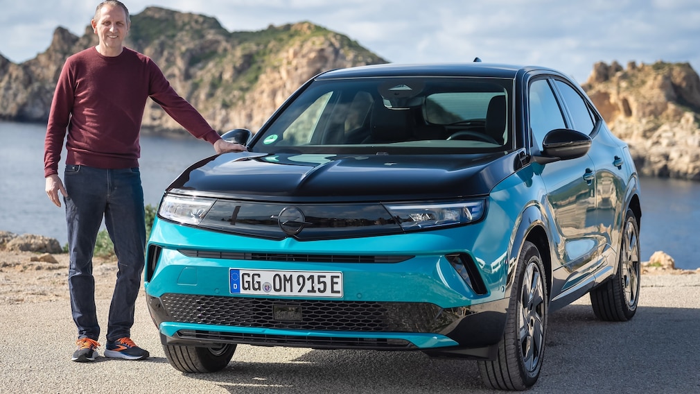 Opel Mokka Electric Facelift mit AUTO BILD-Redakteur Jan Horn