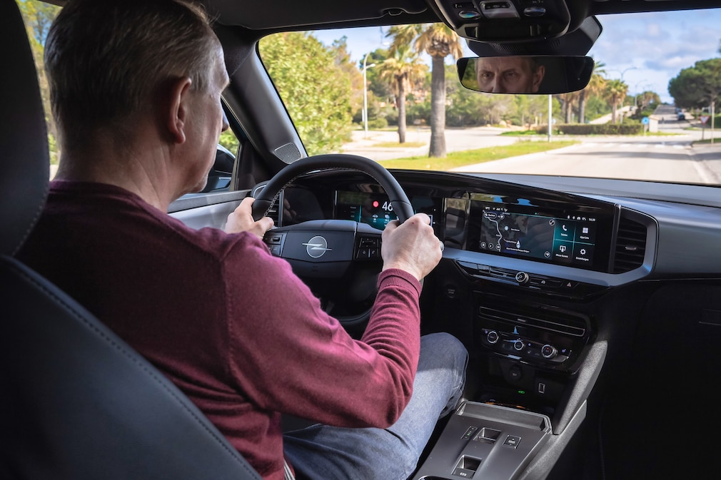 Opel Mokka Electric Facelift mit AUTO BILD-Redakteur Jan Horn
