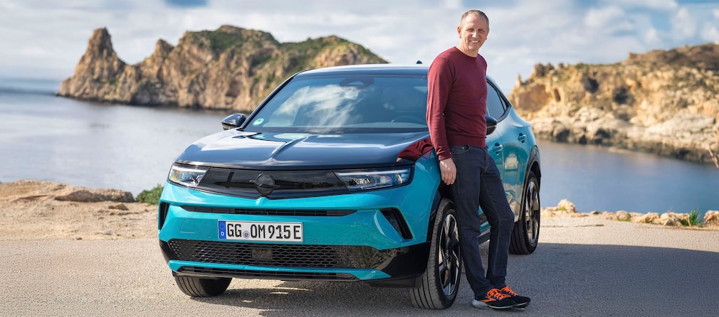 Opel Mokka Electric Facelift mit AUTO BILD-Redakteur Jan Horn