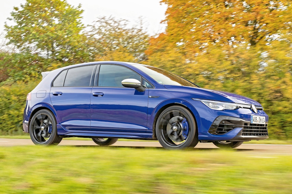 BMW M135i xDrive vs. VW Golf R: starke Kompaktsportler im Test - AUTO BILD