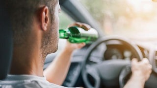 Biertrinkender am Steuer