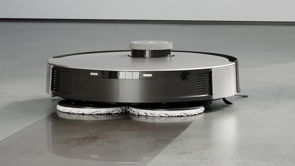 Testsituation: Ein Wischroboter beim Reinigen einer glatten Fussbodenfläche.