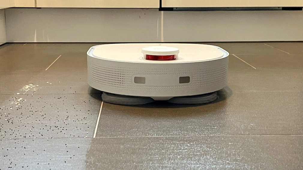 Testsituation: Ein Wischroboter beim Saugen und Reinigen einer gefliesten, deutlich verunreinigten Fussbodenfläche.