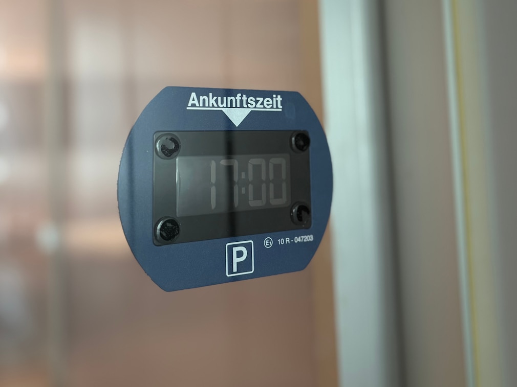 Ansicht des Gerätes von Park Lite, befestigt an einer Scheibe.