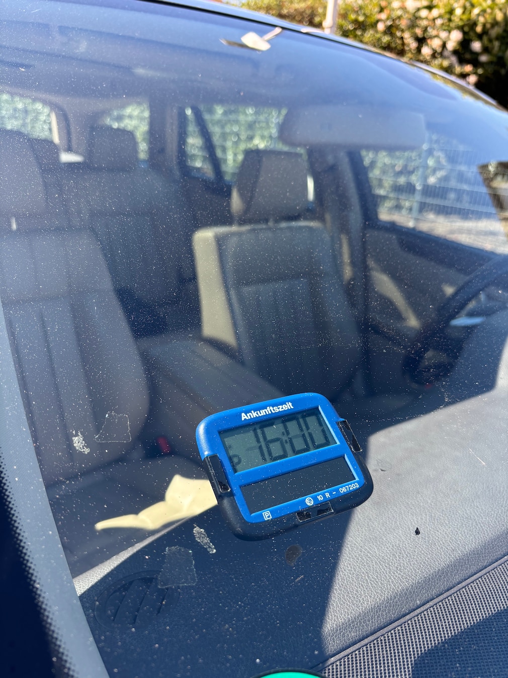Parkscheibe ist hinter Windschutzscheibe in Mercedes W212 zu sehen.
