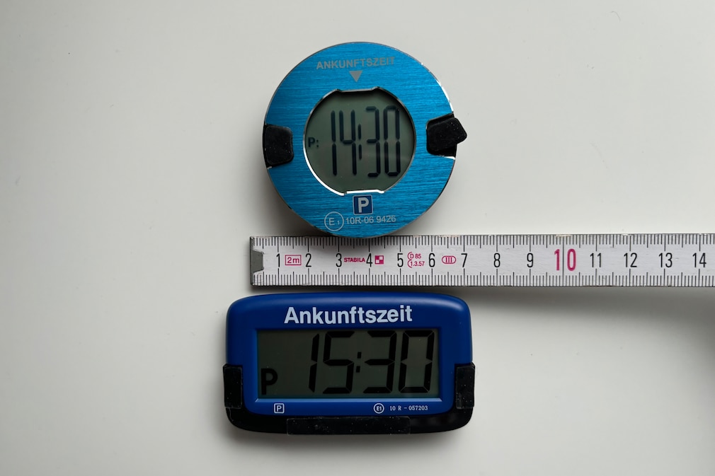 Testsituation:Draufsicht einer elektronische Parkscheibe bei der Vermessung auf einem Tisch.