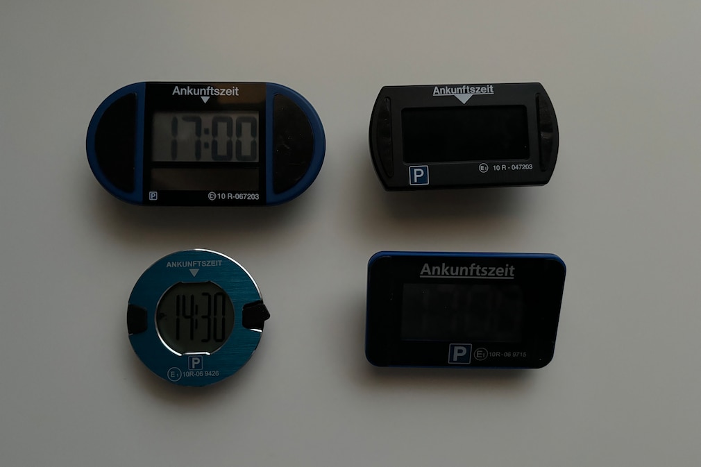 Unterschiedliche elektronische Parkscheiben, aufgereiht zum Vergleich der Sichtbarkeit ihrer Displays.