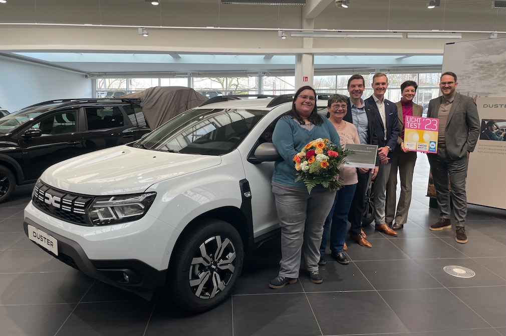 Cordula Rahner bei der Übergabe des Dacia Duster in Köln