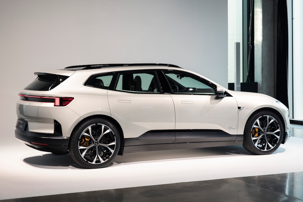 Polestar 4 SUV fotografiert von schräg hinten im Studio.