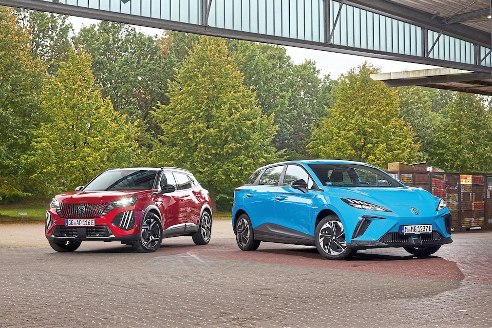 MG4 Electric  Peugeot E-2008 156