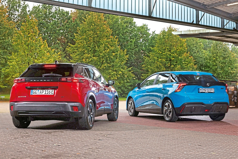 MG4 Electric  Peugeot E-2008 156