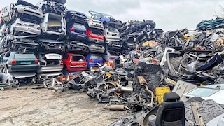 Autos auf dem Schrottplatz