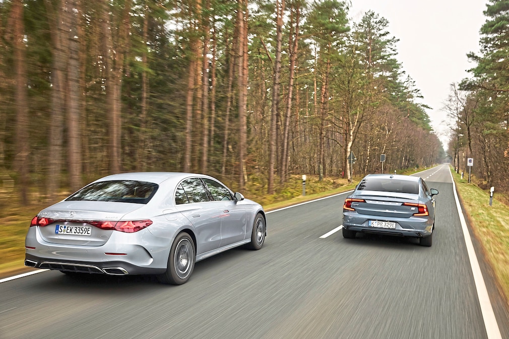 Mercedes E 400 e 4Matic Volvo S90 Recharge T8 AWD