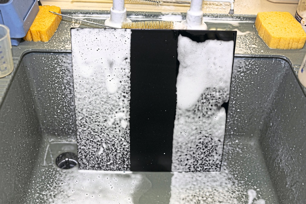 Besprühtes Testblech in Labor-Waschbecken.