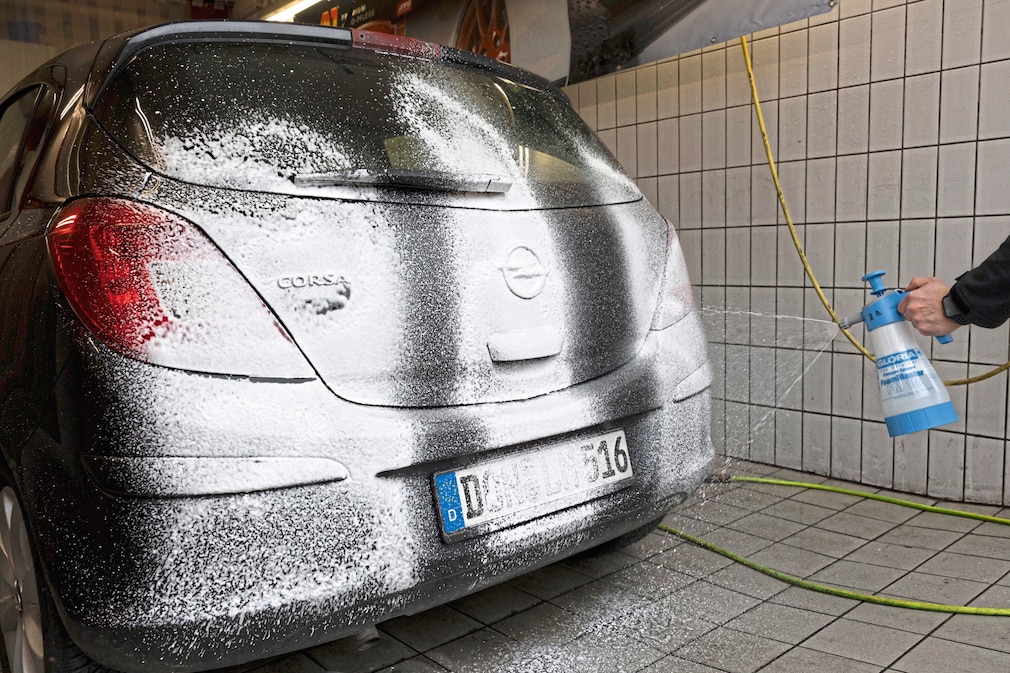 Praxistest: Einsprühen eines Fahrzeugs in einer Waschbox.