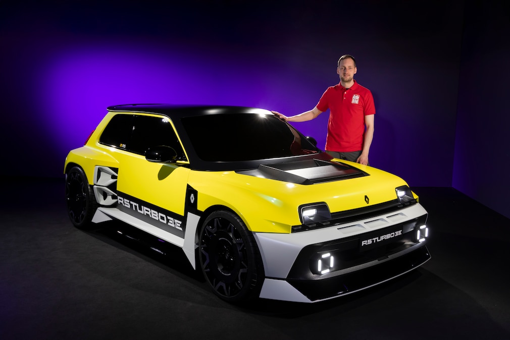 Der Renault 5 Turbo 3E im Studio mit AUTO BILD-Redakteur Sebastian Friemel.