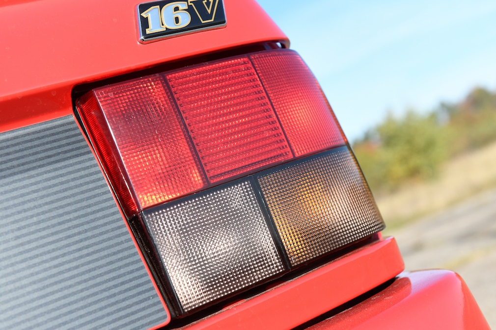 16V-Logo und Rückleuchte des Renault 19 16V