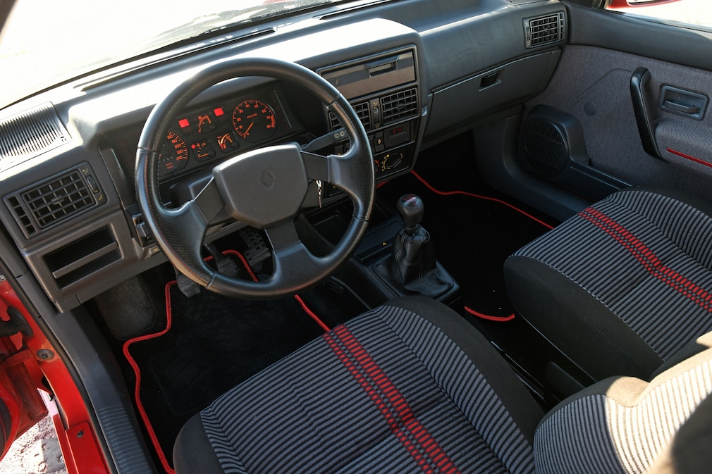 Cockpit des Renault 19 16V