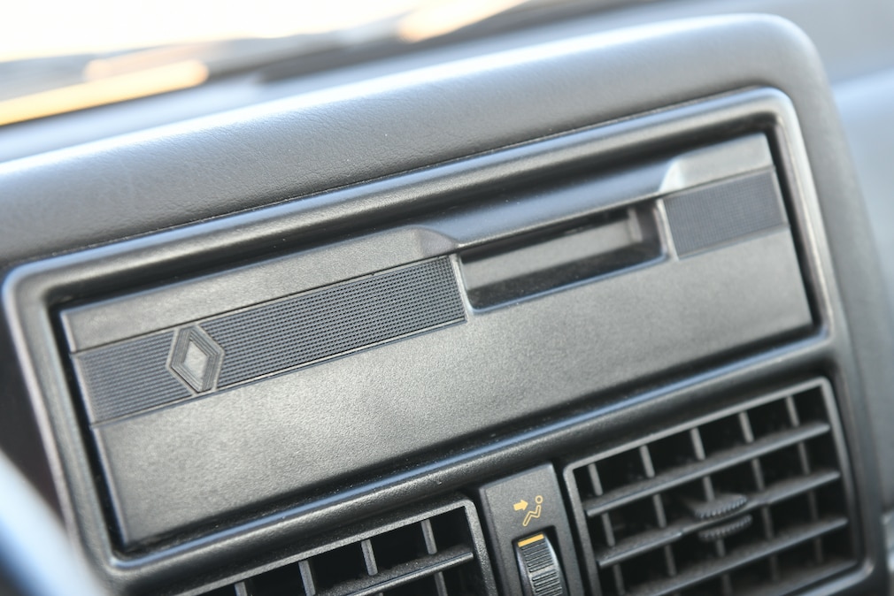 Radio-Klappe im Renault 19 16V