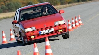 Renault 19 16V  fahrend von vorn im Elchtest