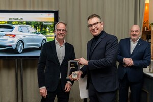 Jörn Sebening von Škoda Auto Deutschland nimmt die Auszeichnung von Robin Hornig entgegen