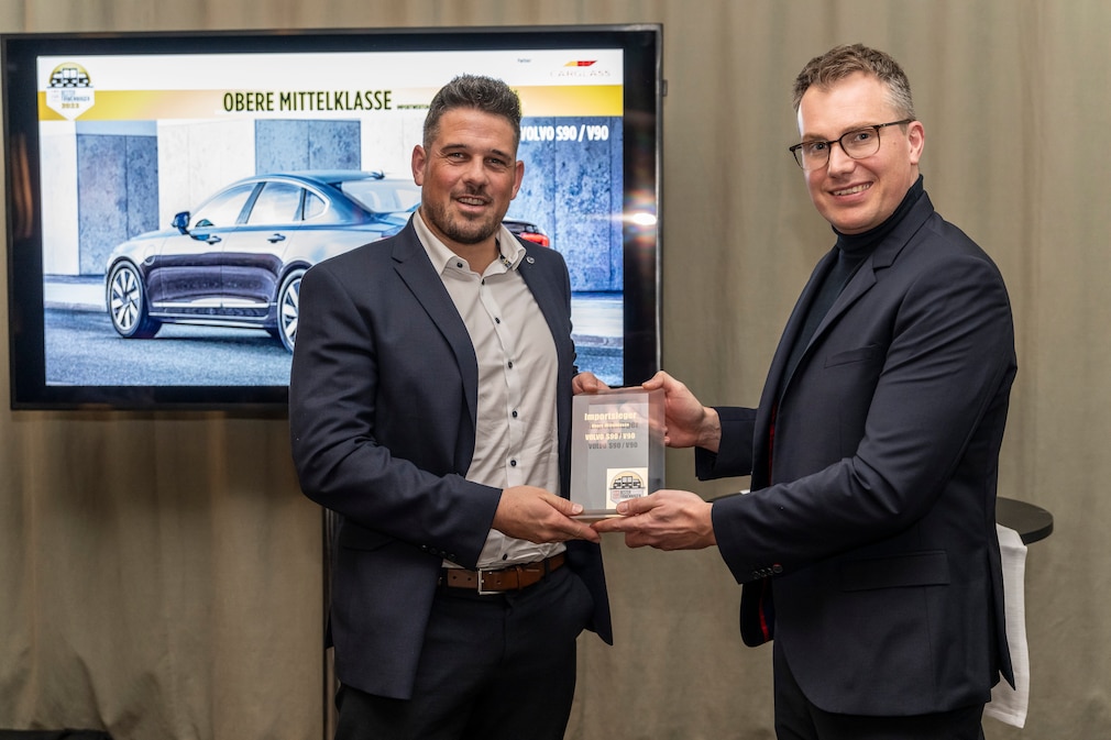 Robin Hornig übergibt den Award an Mark-Jeroen Kandybowicz von Volvo