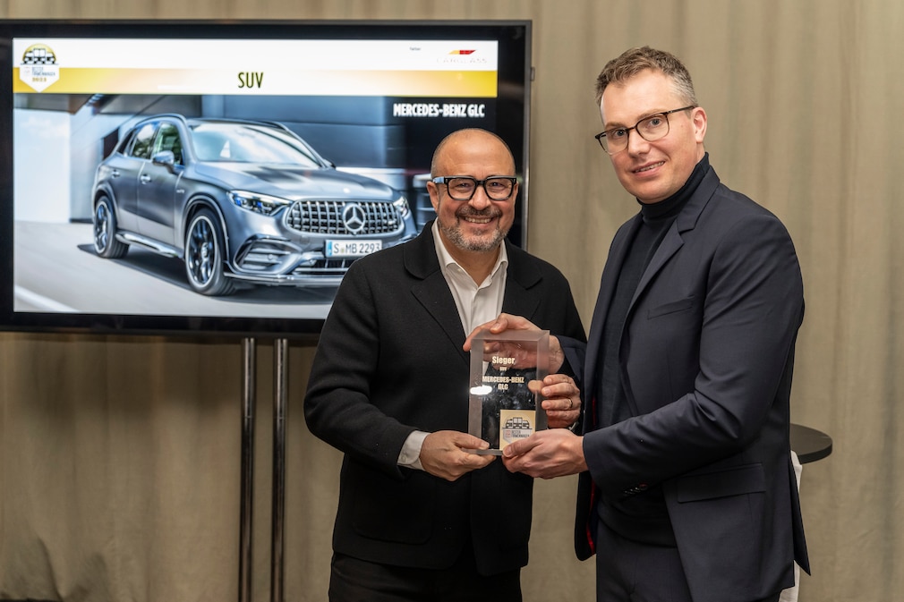 Frank Kemmerer vom Mercedes-Benz Vertrieb Deutschland nimmt den dritten Preis von Robin Hornig entgegen