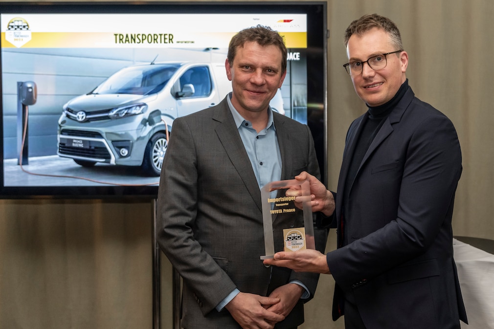 Henryk Brauer von der Toyota Deutschland GmbH nimmt den Preis von Robin Hornig entgegen